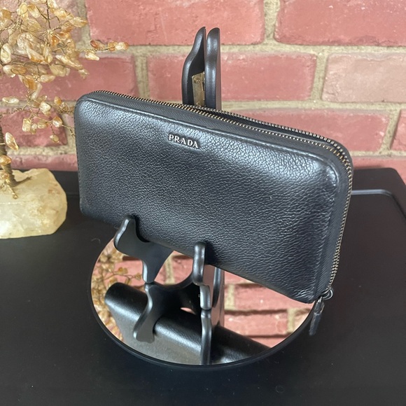 🔥 AUTHENTIC 🔥PRADA 🔥ROUND ZIPPER LONG WALLET. - Picture 3 of 6